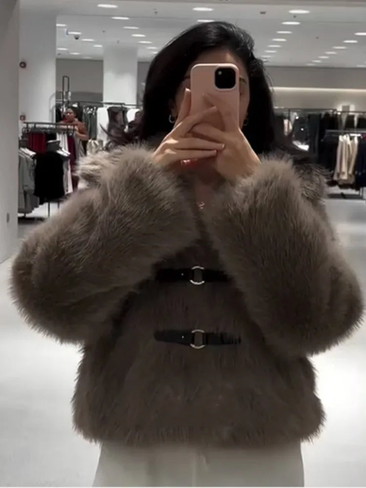Damen Faux Fur Wintermantel in Braun – Eleganter Kunstfellmantel mit PU-Gürtel